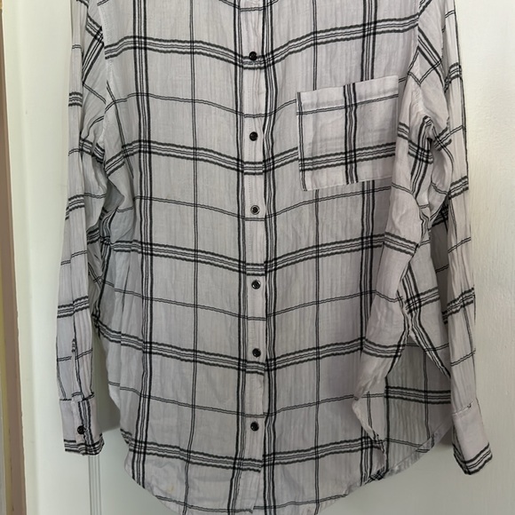 Cute Universal Threads white/black cotton buttondown top. Button cuff on sleeves - Picture 5 of 11